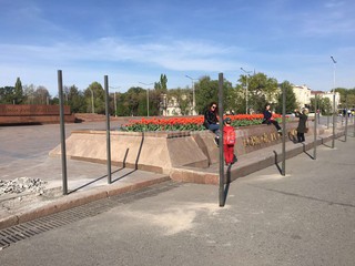 Читатель интересуется, в связи с чем ограждают часть территории площади Ала-Тоо <i>(фото)</i>
