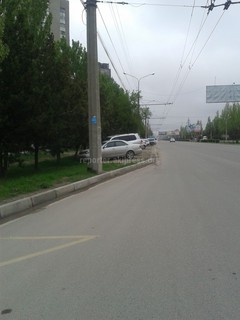 Владельцы авто устроили парковку на зеленой зоне по ул.Токомбаева (фото)