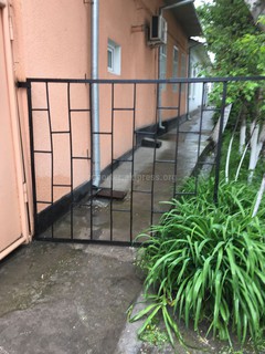 Жители двух домов по ул.Суюнбаева в городе Ош огородили тротуар (фото)