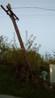 На улице Ленина в Сокулуке опорный столб ЛЭП стоит в опасном положении (фото)