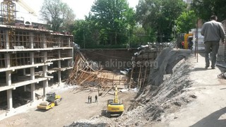 Госэкотехинспекция временно приостановила работы на стройобъекте <b>«Анджен ЛТД»</b> на Киевской-Тыныстанова, где у стены котлована обрушилась часть конструкции
