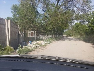 Вдоль ул. Буденного в сторону жилмассива Бакай-Ата не убирается мусор <i>(фото)</i>