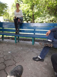 В одной из зон отдыха в Бишкеке девушка залезла на скамейку <i>(фото)</i>