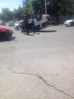 На перекрестке Матросова-Медерова произошло ДТП, одна из машин перевернулась <i>(фото, видео)</i>