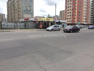 Читатель интересуется, законно ли установлены на улицах Ахунбаева и Тыналиева пивные магазины (фото)