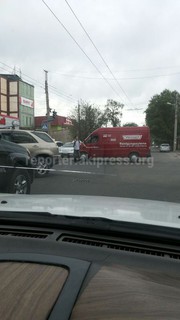 Парень регулировал движение на перекрестке Горького-Панфилова <i>(фото)</i>