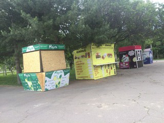 В парке им.Д.Асанова начали устанавливать различные киоски (фото)