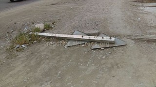 Читатель просит поднять упавший столб с дорожным знаком в селе Новопавловка (фото)