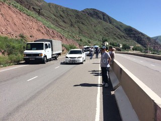 В Боомском ущелье в районе села Кыз-куйоо второй день периодически образовывается пробка из-за спуска камней <i>(фото)</i>