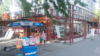 Законно ли идет строительство к зданию на Московской-Шопокова, которое вышло на тротуар? - читатель <i>(фото)</i>