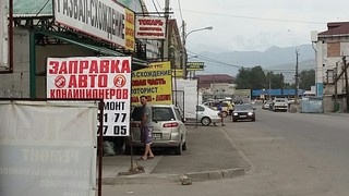 Читатель просит навести порядок на ул.П.Лумумбы, на тротуарах которой осуществляют деятельность СТОшки и паркуются автолюбители (фото)