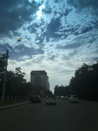 Ночные фонари на ул.Боконбаева днем были включены в связи с реконструкцией сквера им.Тоголока Молдо (фото)