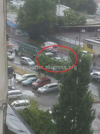 На Толстого-Тыныстанова столкнулись большегрузная машина и легковое авто, - читатель (фото)