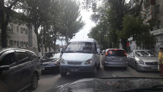 Водитель авто со служебным госномером 1044 ЖК, грубо нарушив ПДД, создал пробку на ул.Боконбаева, - читатель (фото, видео)