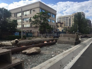 Читатель интересуется, почему до сих пор не завершили ремонт участка улицы Исанова (фото)