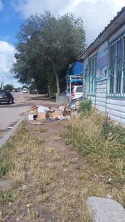 В разгар туристического сезона на центральной улице с.Бостери на Иссык-Куле лежит мусор, - читатель (фото)