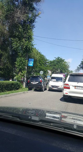 На Московской-Шопокова Lexus припарковался на проезжей части перед светофором <i>(фото)</i>