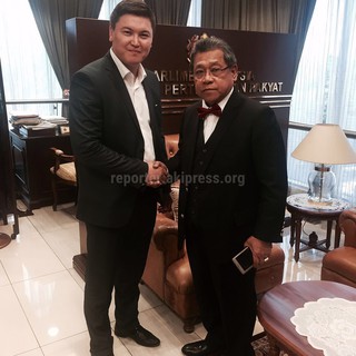 Кыргызстанец сфотографировался со спикером Малайзии Пандикаром Амин Мулия Кыргызстанец сфотографировался со спикером Малайзии Пандикаром Амин Мулия