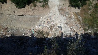 В мкр Восток-5 на территории гаражного кооператива выкидывают строительный мусор, - читатель <i>(фото, видео)</i>