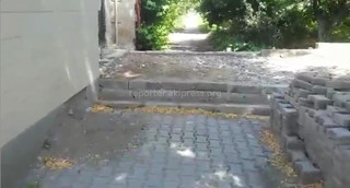 На перекрестке Салиева-Пархоменко ведется незаконное строительство, которое перекрыло тротуар, - читатель <i>(видео)</i>