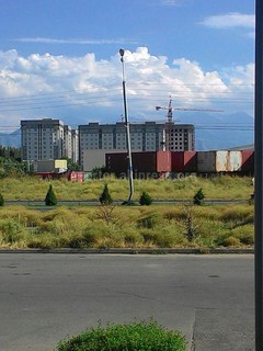 Столб на ул.Токомбаева, деформированный в результате ДТП, может в любой момент упасть на машины, - читатель <i>(фото)</i> Столб на ул.Токомбаева, деформированный в результате ДТП, может в любой момент упасть на машины, - читатель <i>(фото)</i>