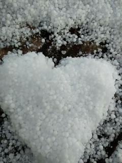 Житель Балыкчы выложил из града сердечко <i>(фото)</i>