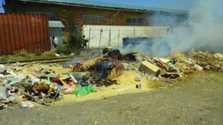 На улице Матросова за складами загорелся мусор, который не убирают, - читатель <i>(фото)</i>