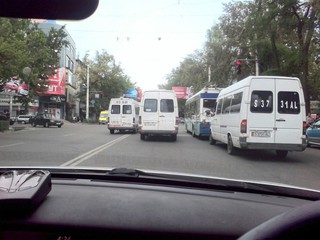 Водитель маршрутки №172, который выехал на встречную полосу, оштрафован и направлен на экзамен по ПДД, - УПМ ГУВД Бишкека Водитель маршрутки №172, который выехал на встречную полосу, оштрафован и направлен на экзамен по ПДД, - УПМ ГУВД Бишкека