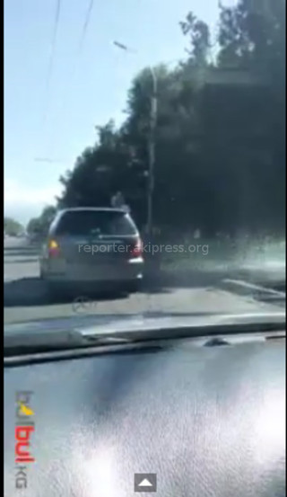 Пассажир свадебного кортежа высунулся из окна авто, - читатель <i>(видео)</i>