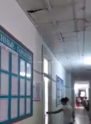 В Бишкеке в поликлинике №15 с потолка течет вода, - читатель <i>(видео)</i>