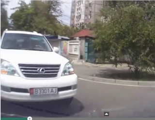 Водитель Lexusa выехал на встречную полосу <i>(видео)</i>