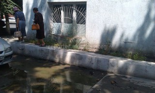 На тротуаре между зданиями Ошского городского суда и почты слякоть и грязь, - читатель <i>(фото)</i>