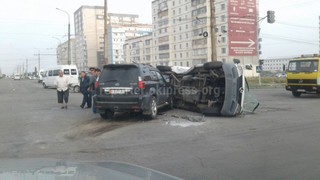 На Южной магистрали произошло ДТП, от удара бусик опрокинулся на бок <i>(фото)</i> На Южной магистрали произошло ДТП, от удара бусик опрокинулся на бок <i>(фото)</i>