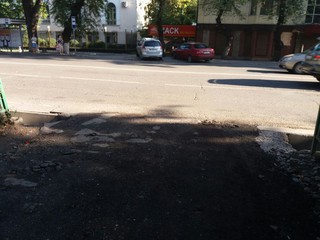 На проспекте Чуй въезд во двор асфальт оставили не закатанным, - читатель <i>(фото)</i>