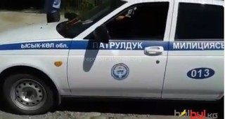 В селе Тамга мужчина в гражданском измеряет радаром скоростной режим <i>(видео)</i>