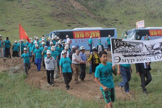 Фото — Участники автопробега «Өмүр көчү-100» памяти событий 1916 года в селе Дон- Талаа Тонского района