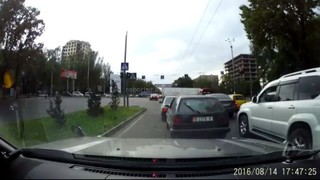 На перекрестке Чуй-Курманжан Датка большегрузная фура перевернула маршрутку <i>(видео)</i>