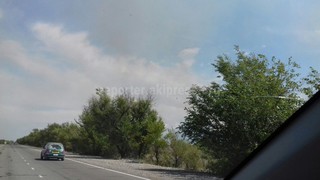 На объездной дороге за Токмоком горит поле, - читатель (фото) На объездной дороге за Токмоком горит поле, - читатель (фото)