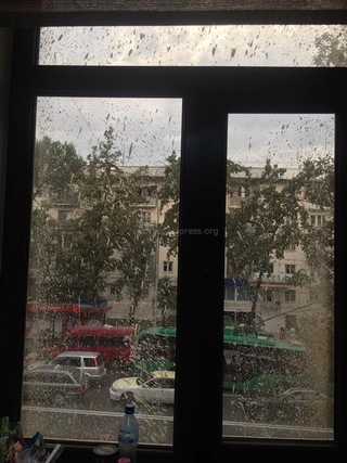 На проспекте Манаса при покраске фасадов домов испачкали окна квартир, - горожанин <i>(фото)</i>