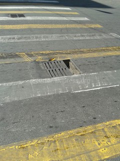 Читатель просит закрыть решетку на перекрестке Шопокова-Боконбаева (фото)