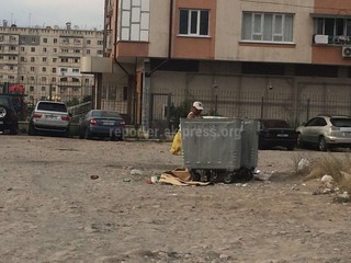 В мкр Джал новые мусорные контейнеры не стоят на специально заготовленном месте <i>(фото)</i>