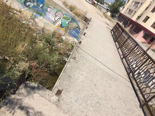 Бишкекчанка просит установить перила на мосту по ул.Сухэ Батора (фото)