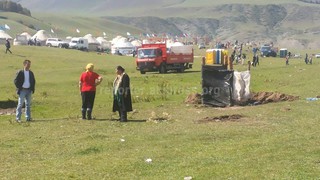 На жайлоо Кырчын из-за нехватки биотуалетов установили самодельные туалеты <i>(фото)</i>