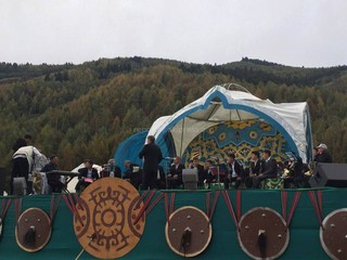 Видео — Духовой оркестр мэрии города Бишкек и оперные певцы на жайлоо Кырчын