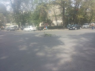 Когда заделают люк пересечении улиц Турусбекова и Токтогула, который прикрыт железным листом? - читатель (фото)