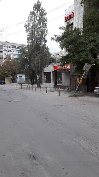 Парковка возле офиса «Демир Банка» огорожена в самовольном порядке и подлежит демонтажу, - БГА