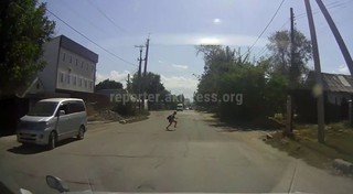 Девочка перед движущейся автомашиной выбежала на проезжую часть, - водитель <i>(видео)</i>