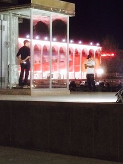 В пустующую кабину почетного караула на площади Ала-Тоо заходят прохожие и фотографируются, - читатель (фото)