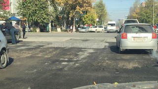 Фото — Недавно уложенный асфальт на перекрестке Чуй-Шопокова продавлен