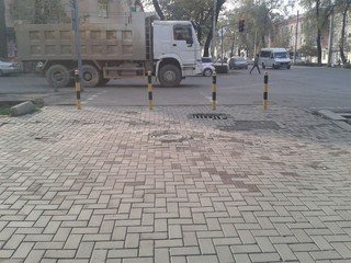 Искусственные препятствия на тротуаре проспекта Чуй создают неудобства пешеходам, - читатель (фото)